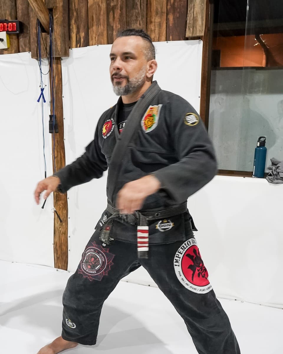 Sensei Fábio Flores, o Baby, de kimono preto faixa preta